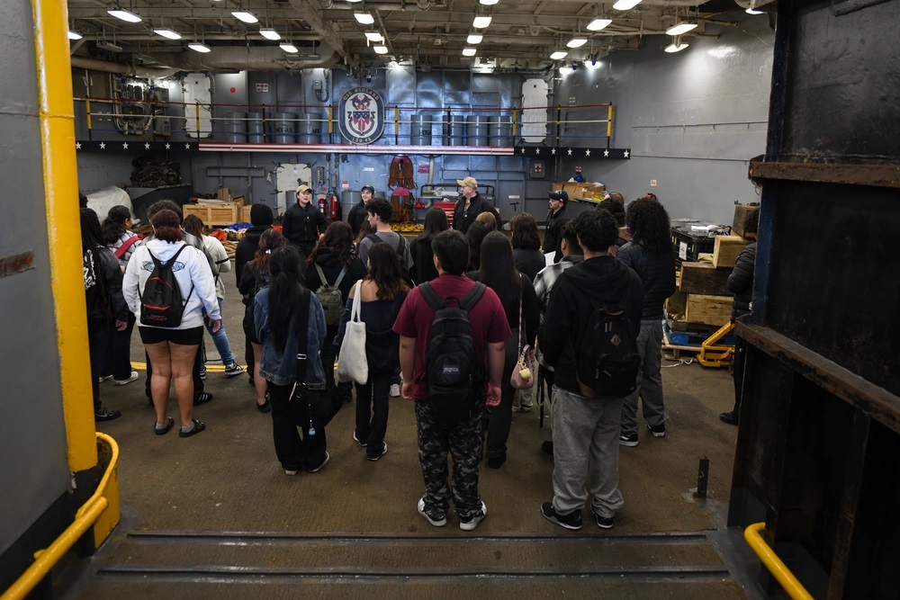 Students tour USS Ashland (LSD 48)